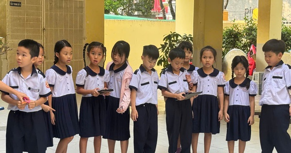 Học sinh sắm vai 