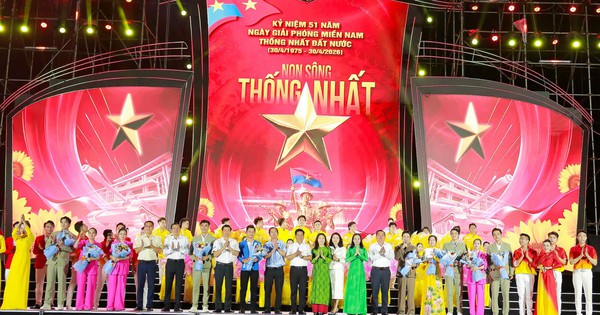 TPHCM: Rực rỡ đêm nghệ thuật kỷ niệm 51 năm ngày non sông liền một dải