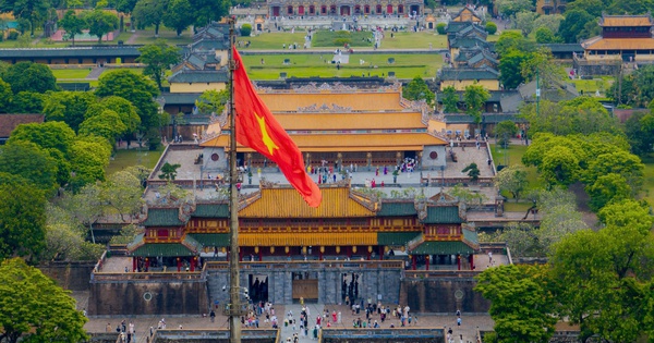 Khách nườm nượp đến quần thể di tích cố đô Huế, lượng vé đạt kỷ lục