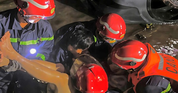 Nam thanh niên mắc kẹt trong ô tô lật ngửa dưới mương nước hàng giờ