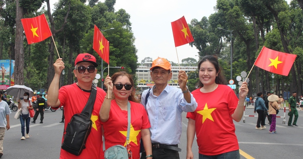 TPHCM rực rỡ sắc đỏ ngày 30-4, nối dài mạch cảm xúc