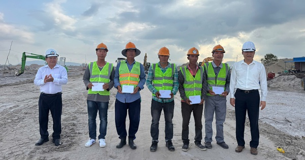 Lãnh đạo Phú Quốc thăm hỏi, tặng quà công nhân làm việc xuyên lễ 30-4
