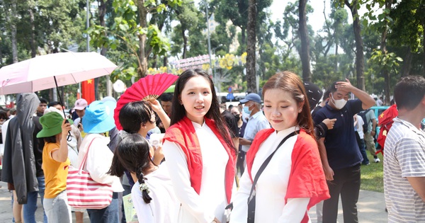 Người dân bắt đầu nô nức xuống phố, chờ xem pháo hoa