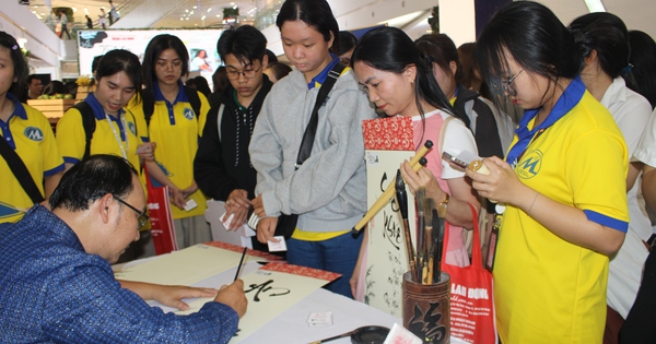 Giới trẻ xếp hàng xin chữ thư pháp tại Lễ hội 