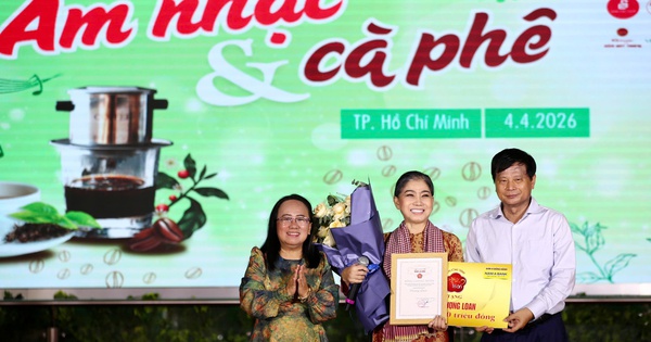 Trao tặng “Mai vàng tri ân” cho NSND Phượng Loan và nhạc sĩ Nguyễn Cường