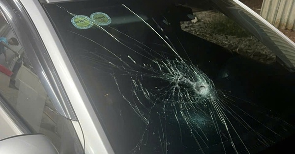 Tài xế bị nhóm người lạ chặn ô tô, đập phá trong đêm