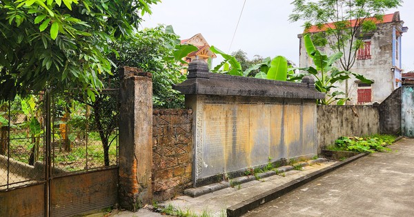 Bia cổ hơn 300 năm ở Thanh Hóa thành tường rào nhà dân