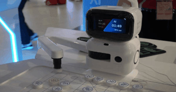 VIDEO: So tài với robot đánh cờ tướng tại Lễ hội "Tôn vinh cà phê - trà Việt"