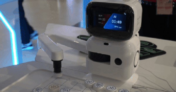 VIDEO: So tài với robot đánh cờ tướng tại Lễ hội "Tôn vinh cà phê - trà Việt