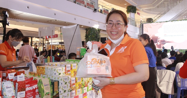 Khách tham quan hào hứng trải nghiệm sản phẩm mới tại gian hàng Saigon Co.op