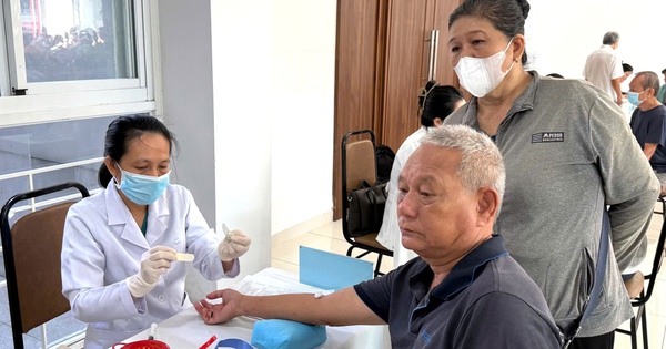 TPHCM: Người dân phường Xuân Hòa được bác sĩ đến khám tận nhà