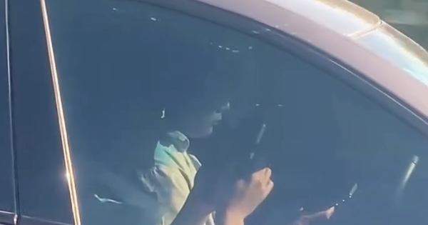 CSGT hoá trang, ghi hình tài xế ô tô dùng điện thoại khi lái xe