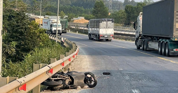 Bị văng khỏi đường sau va chạm với xe đầu kéo, một người chết