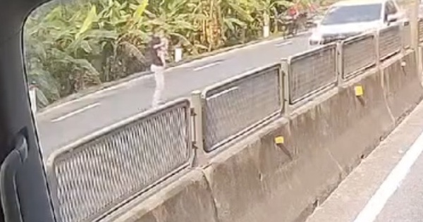Tài xế dừng xe giữa quốc lộ cứu bé gái, CSGT lên tiếng