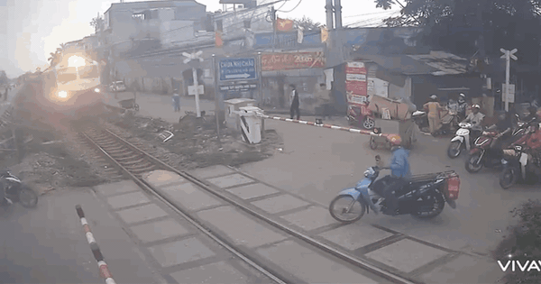 VIDEO: Thót tim người đàn ông bị tàu hỏa tông khi cố vượt rào chắn