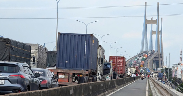 Phát hiện thi thể bé trai còn dây rốn dưới chân cầu Phú Mỹ, TPHCM