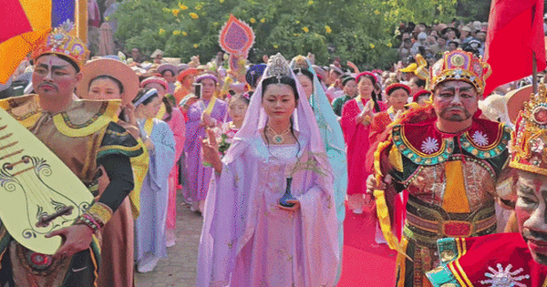 CLIP: Hàng nghìn người chiêm bái hóa thân Quán Âm thị hiện