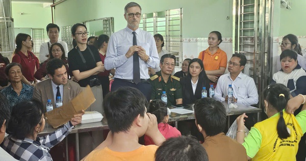 Đại sứ và Tổng Lãnh sự Pháp thăm nạn nhân chất độc da cam/dioxin tại TPHCM