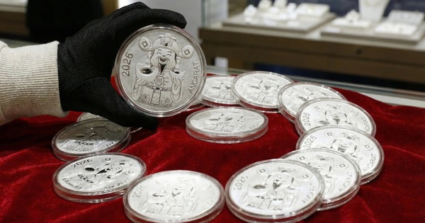 Giá bạc hôm nay 6-4: Giảm hơn giá vàng, Bạc Phú Quý, Ancarat rung lắc quanh 2,8 triệu đồng/lượng