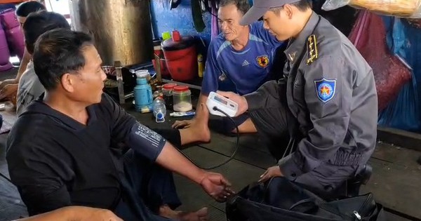 Tàu Kiểm ngư 475 cứu 36 ngư dân gặp nạn trên vùng biển Trường Sa