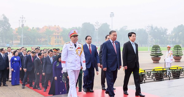 Lãnh đạo Đảng, Nhà nước và các đại biểu Quốc hội vào Lăng viếng Chủ tịch Hồ Chí Minh