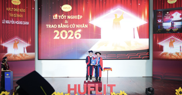 Hành trang “bão giông” và vần thơ của Hiệu trưởng Trường HUFLIT tặng tân cử nhân
