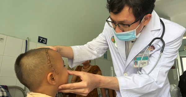 Bác sĩ xuyên đêm mở sọ cứu bé trai bị đạn ná bắn vào mắt