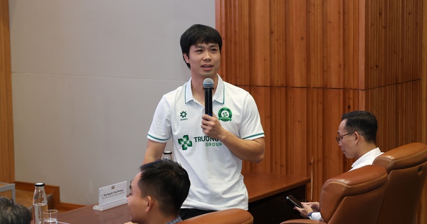 Cầu thủ Công Phượng "tiếp lửa" cho bóng hồng sân cỏ ở ĐH Kinh tế TPHCM