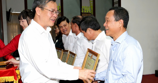 Cần Thơ khen thưởng gần 800 tập thể, cá nhân có thành tích xuất sắc trong tổ chức bầu cử