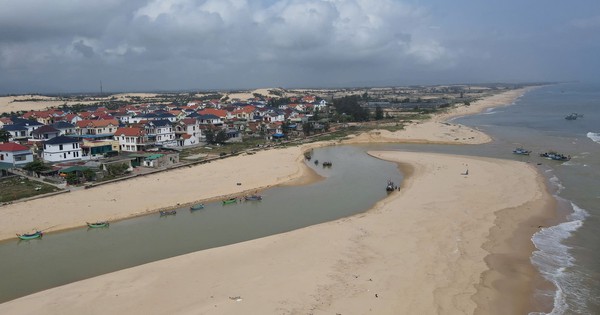 Cửa sông bị bồi lấp khiến hàng trăm tàu cá nằm bờ