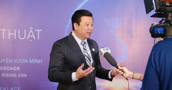 Thanh Bùi với cú bắt tay lịch sử