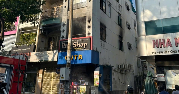 Cháy nhà 4 tầng ở đường Lê Hồng Phong, TPHCM