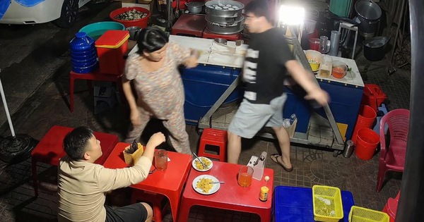 CLIP: Phẫn nộ cảnh thanh niên đánh cụ bà đang phục vụ tại quán ăn khuya