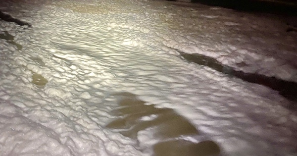 Gấp rút tìm nguyên nhân nước biển Vũng Tàu lại đổi màu, bọt trắng bất thường