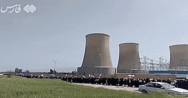 VIDEO: Người dân Iran tạo “chuỗi người” bảo vệ nhà máy điện và các cây cầu