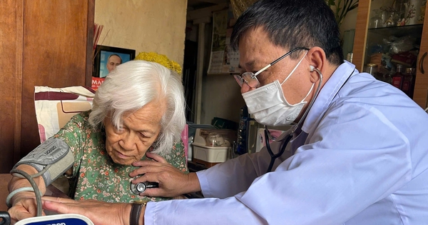 TPHCM: Người lớn tuổi vui mừng khi bác sĩ đến chăm sóc sức khỏe tại nhà