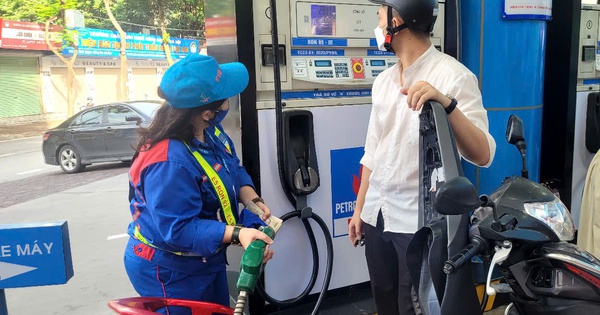 Giá xăng dầu giảm mạnh, dầu diesel giảm gần 2.000 đồng/lít