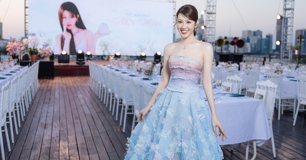 Thúy Ngân rực rỡ trên du thuyền