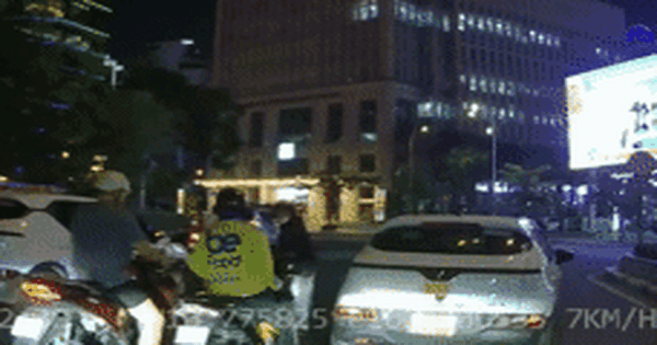 Clip người mặc áo xe ôm công nghệ bất ngờ tấn công nam thanh niên ở phường Sài Gòn