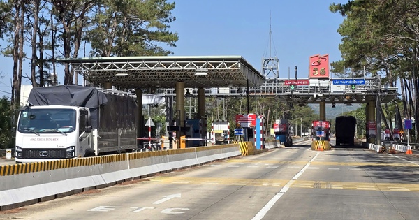 Trạm BOT cạnh trụ sở xã, có cán bộ đi làm đóng phí hơn 3,5 triệu/tháng