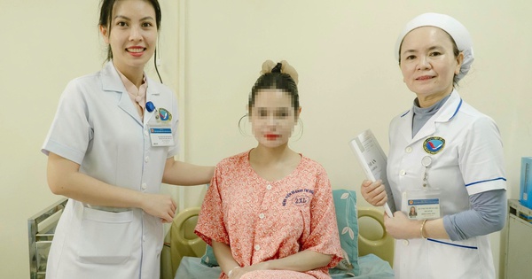 Khối u bằng cả gang tay trong bụng người phụ nữ trẻ