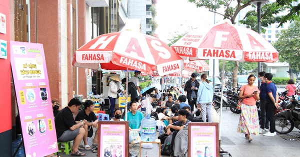 50 tuổi, một công ty sách tặng 50 tủ sách và quà cho học sinh nghèo trị giá 4 tỉ đồng