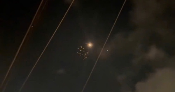 VIDEO: Trung Đông hứng mưa tên lửa ngay sau thỏa thuận ngừng bắn giữa Mỹ và Iran