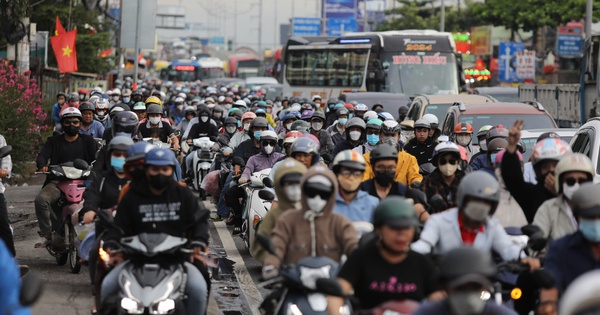 Siết khí thải xe máy: Bài toán không chỉ là khói bụi