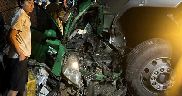 Lâm Đồng: Xe tải tông bẹp đầu xe taxi, 3 người thương vong