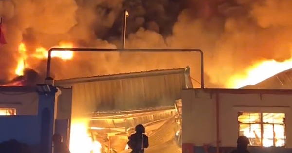 Cháy lớn kèm nhiều tiếng nổ tại một công ty ở TPHCM