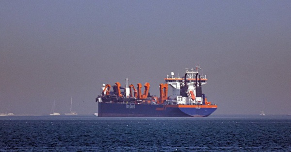 Thông tin trái chiều về việc Iran đóng cửa eo biển Hormuz