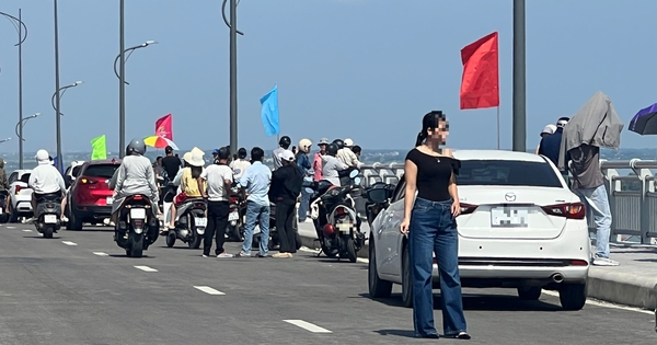 Công an khuyến cáo "nóng" việc dừng, đỗ xe trên cầu vượt cửa biển để check-in