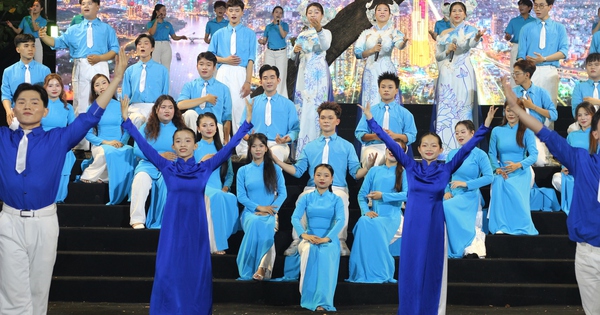Công nhân hào hứng với chương trình nghệ thuật "Sài Gòn - TPHCM: 50 năm - Kết nối triệu trái tim"
