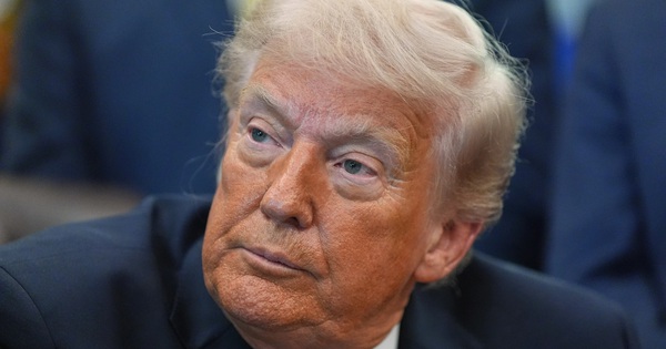 Ông Donald Trump nói "có lẽ" khi đề cập việc rút quân khỏi Ý và Tây Ban Nha